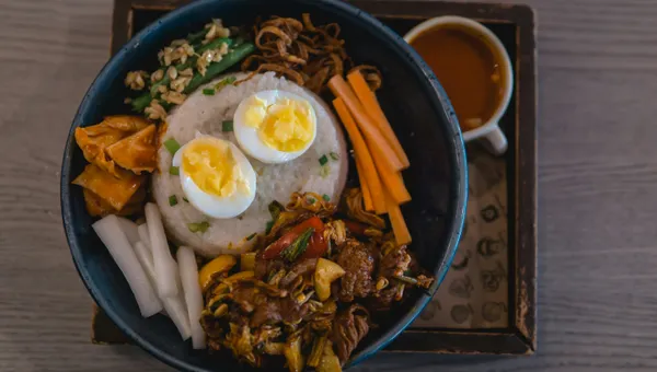[2026] Myeongdong Night Market: What I Actually Ate (And What’s a Scam)